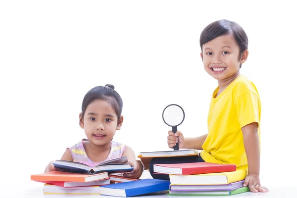 Kleine jongen en meisje het lezen van boeken — Stockfoto