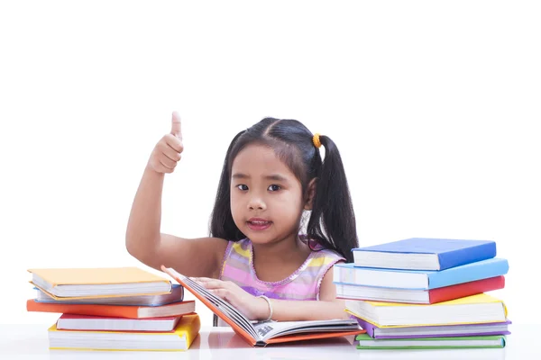 Klein meisje is het lezen van boek — Stockfoto