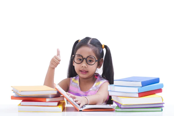 Klein meisje is het lezen van boek — Stockfoto