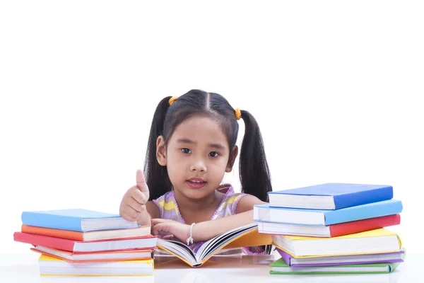Klein meisje is het lezen van boek — Stockfoto