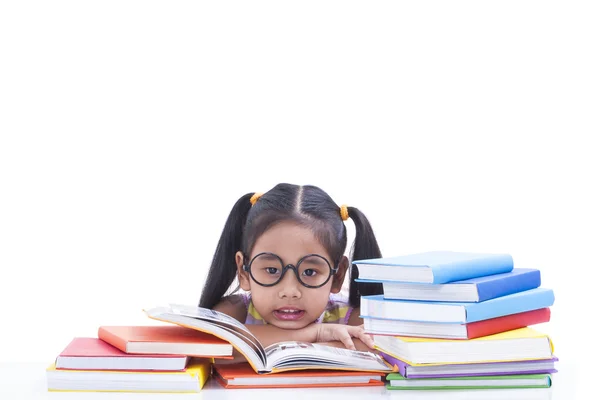 Klein meisje dat een boek leest. — Stockfoto