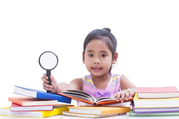 Klein meisje is het lezen van boek — Stockfoto