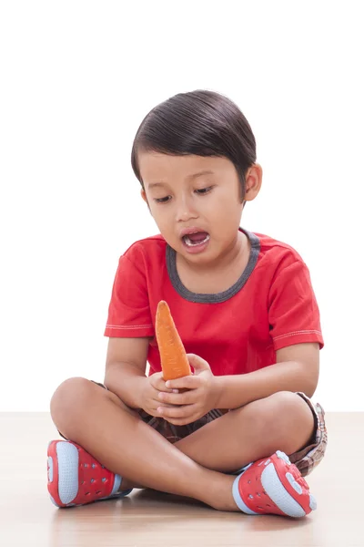 एक गाजर के साथ खुश लड़का। स्वस्थ खाद्य अवधारणा . — स्टॉक फ़ोटो, इमेज
