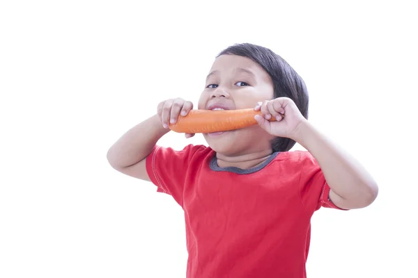 Szczęśliwy chłopiec z marchewki. Koncepcja zdrowej żywności. — Zdjęcie stockowe
