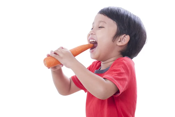 Niño feliz con una zanahoria. Concepto de comida saludable . — Foto de Stock