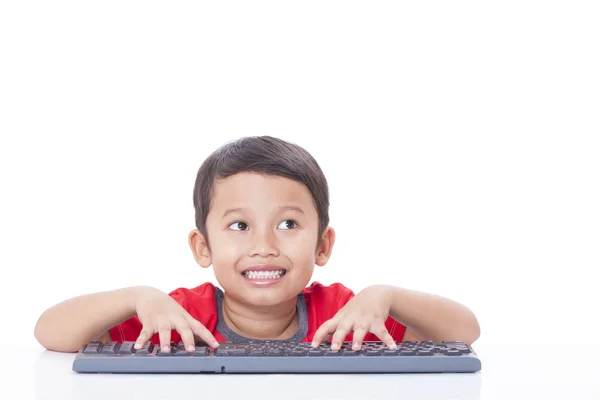 Cute Boy usando un teclado —  Fotos de Stock