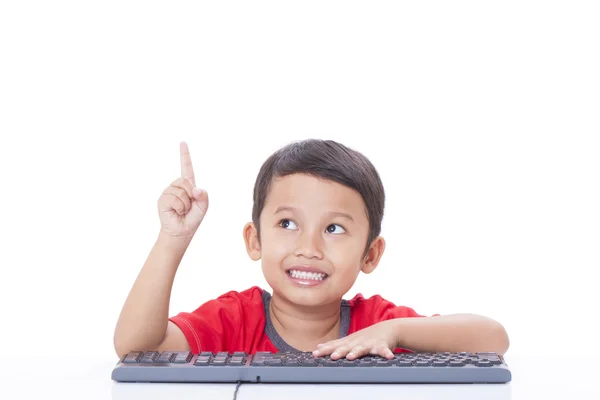 Schattige jongen met behulp van een toetsenbord — Stockfoto