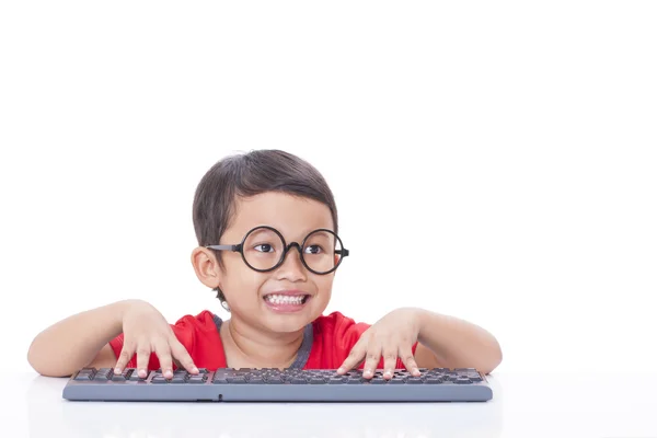 Netter Junge mit einer Tastatur — Stockfoto