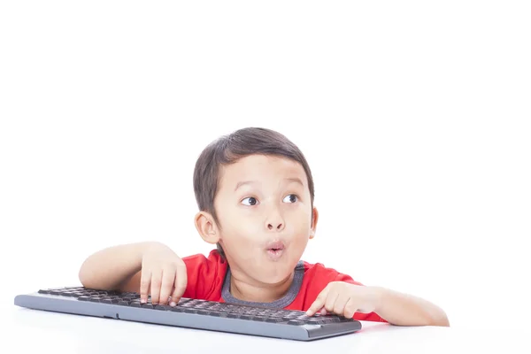 Cute Boy usando un teclado —  Fotos de Stock
