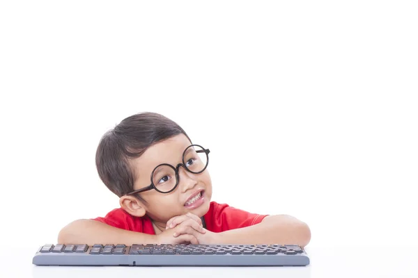 Ragazzo carino con una tastiera — Foto Stock