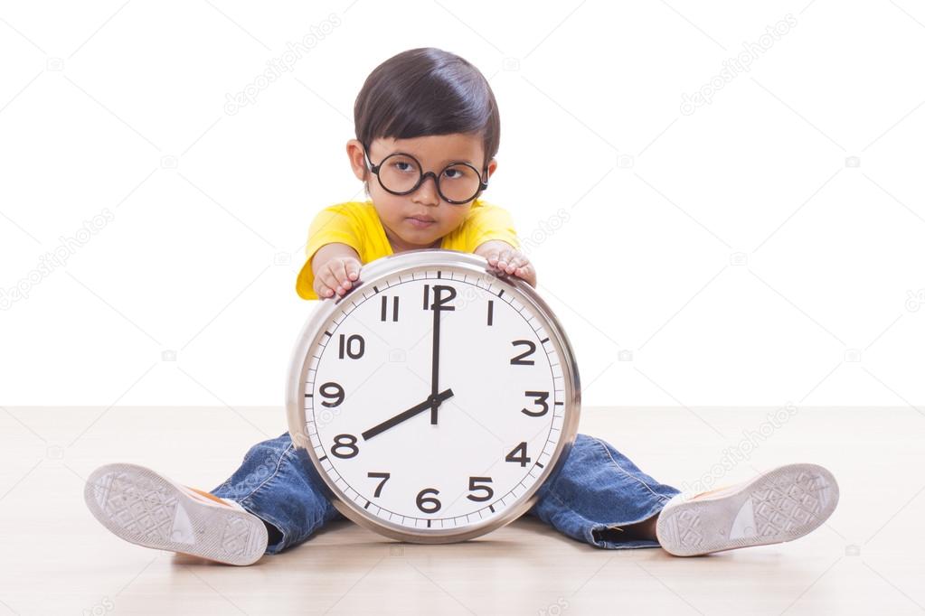 ребенок держит большие часы. ребенок держит часы клипарт. ребенок держит часы. соблюдение режима дня для детей. ребенок держит большие часы.
