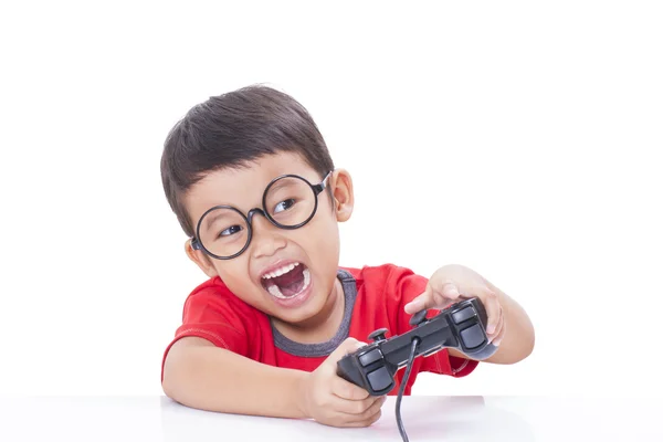 Afspelen van video game met glazen jongen — Stockfoto