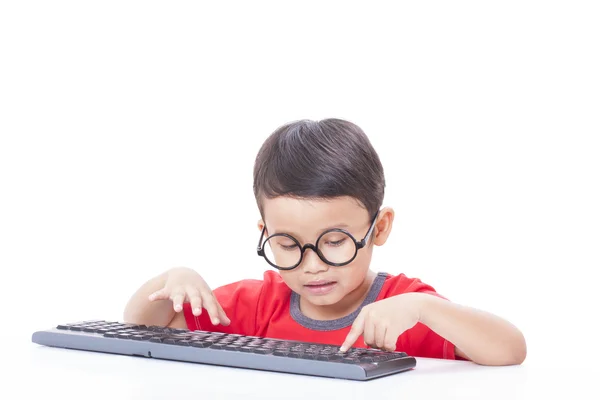 Cute Boy usando un teclado —  Fotos de Stock