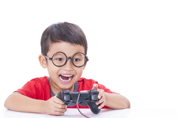 Afspelen van video game met glazen jongen — Stockfoto