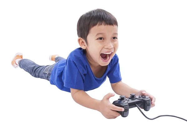 Мальчик играет в видеоигры и лежит на полу — стоковое фото