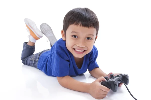 Menino jogando videogame e deitado no chão — Fotografia de Stock