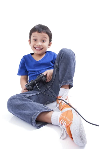 Menino jogando videogame e deitado no chão — Fotografia de Stock