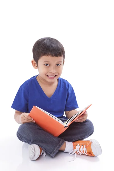 小さな男の子読書本 — ストック写真