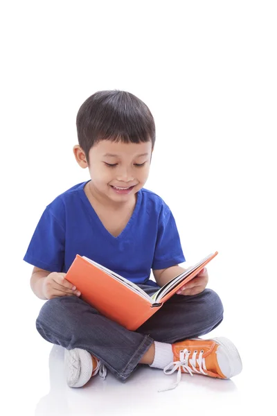 Pequeno menino leitura livro — Fotografia de Stock