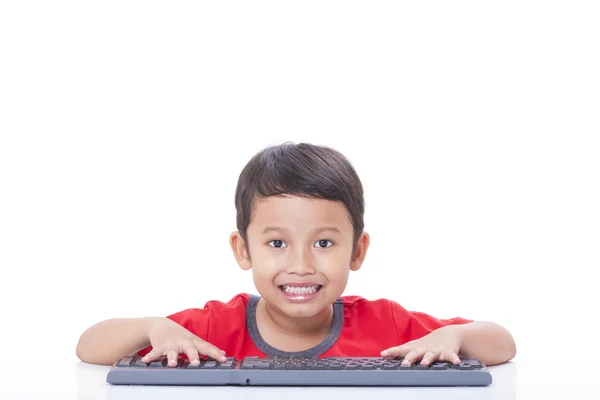 Schattige jongen met behulp van een toetsenbord — Stockfoto