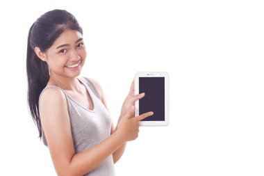 Genç kadın Tablet PC'yi kullanma