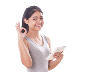 Genç kadın Tablet PC'yi kullanma