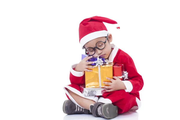 Chłopczyk na sobie mundur Mikołaj prezenty — Zdjęcie stockowe
