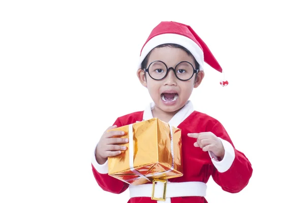 Kleine jongen dragen Santa Claus uniform met geschenken — Stockfoto