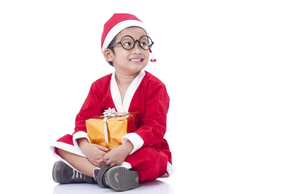 Kleine jongen dragen Santa Claus uniform met geschenken — Stockfoto