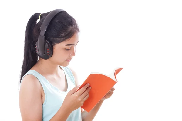 Jonge vrouwen lezen van boek en muziek luisteren — Stockfoto