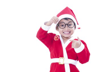 Noel Baba üniforması ve kırmızı Noel top tutan mutlu çocuk