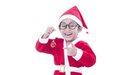 Noel Baba üniforması ve kırmızı Noel top tutan mutlu çocuk