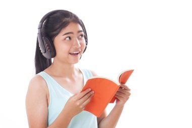 Kitap okuma ve müzik dinleme genç kadın