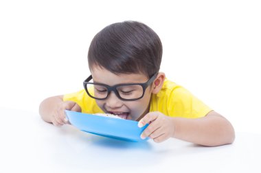 Küçük çocuk pirinç yeme.