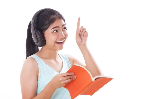 Giovani donne che leggono libri e ascoltano musica — Foto Stock