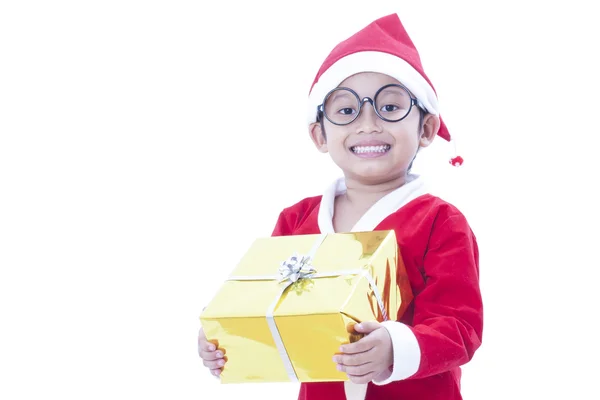 Kleine jongen dragen Santa Claus uniform met een cadeau — Stockfoto
