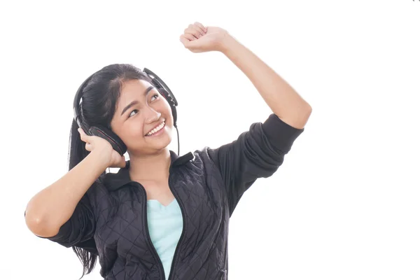 Jonge vrouw met koptelefoon die muziek luistert. — Stockfoto