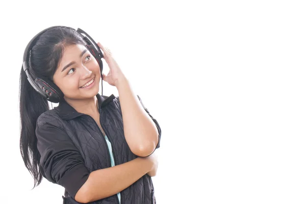 Mujer joven con auriculares escuchando música. —  Fotos de Stock