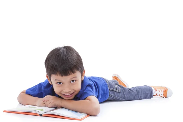 Kleine jongen leesboek — Stockfoto