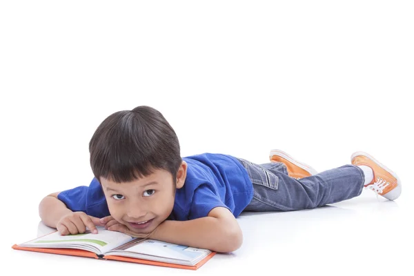 Liten pojke läser bok — Stockfoto