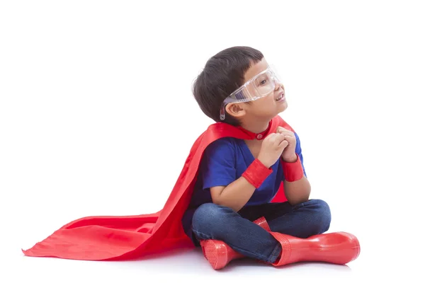 Pieni poika esittää supersankaria. — kuvapankkivalokuva