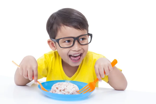 小さな男の子がご飯を食べて. — ストック写真