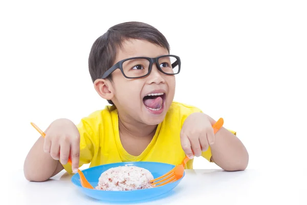 Menino comendo arroz . — Fotografia de Stock