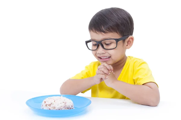 小男孩饭前祈祷 — 图库照片