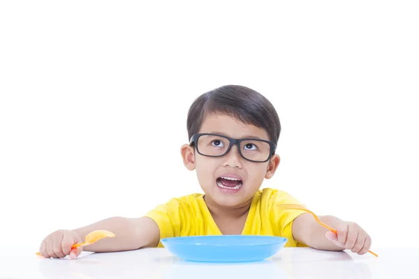 小さな男の子がご飯を食べて. — ストック写真