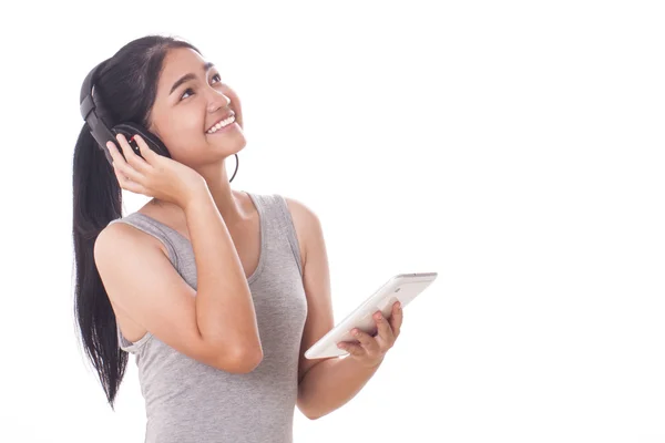 Mujeres jóvenes con tablet PC y auriculares . — Foto de Stock