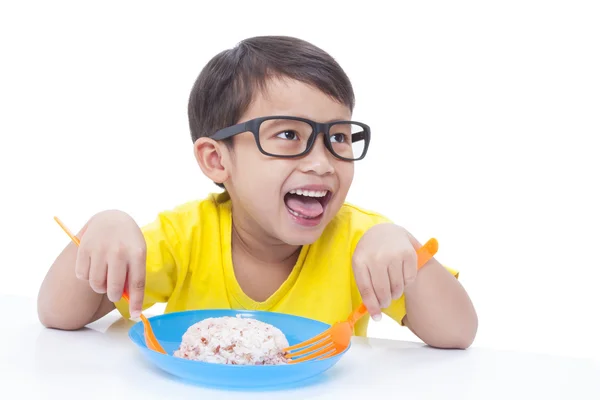 小さな男の子がご飯を食べて. — ストック写真