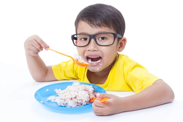 Mały chłopiec jedzenie ryżu. — Zdjęcie stockowe