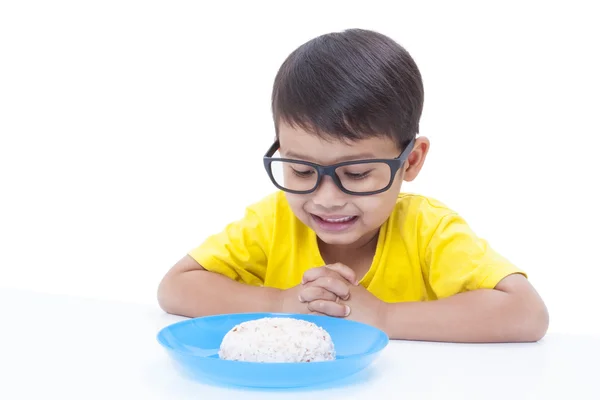 Маленький мальчик молится перед едой — стоковое фото