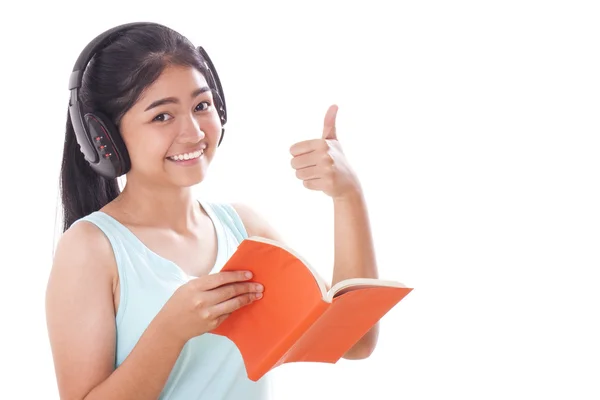 Giovani donne che leggono libri e ascoltano musica — Foto Stock
